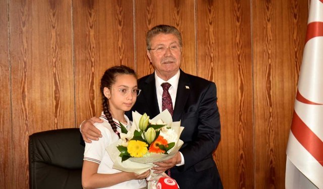 Başbakan koltuğunu Ela İnce'ye devretti