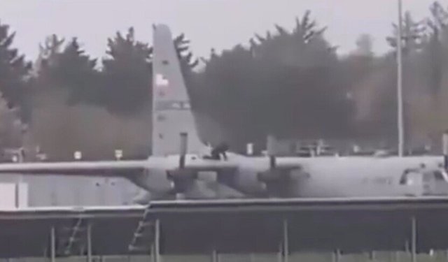 İrlanda'da bir şahıs Amerikan askeri uçağına baltayla saldırdı