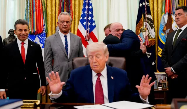 Trump,  İran'ı anlaşmayı kabul etmezse vurmakla tehdit etti!