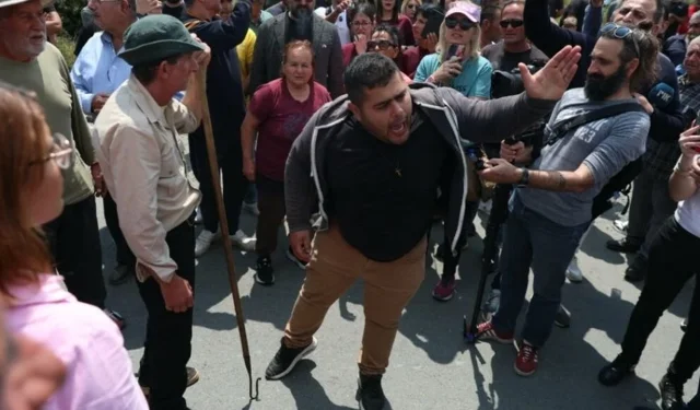 Güney'de Şap hastalığı protestosu: Yollar kapandı