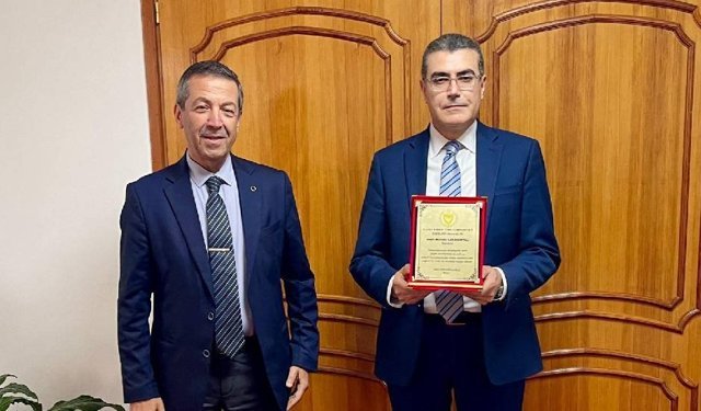 Ertuğruloğlu’ndan emekli olan Lakadamyalı’ya teşekkür plaketi