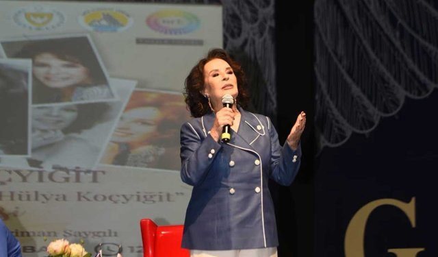 Hülya Koçyiğit GAÜ'de düzenlenen söyleşide sevenleriyle buluştu
