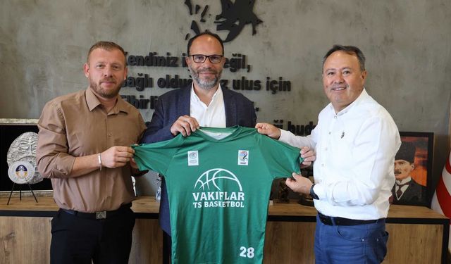 Sadıkoğlu, KKTC Vakıflar Tekerlekli Sandalye Basketbol Takımı’nı kabul etti