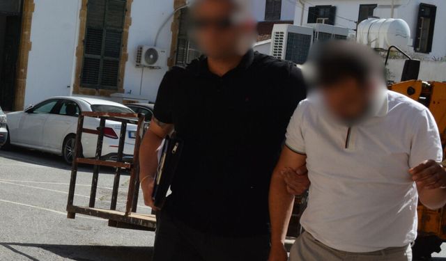 Çalıştığı mağazadan 2 bin dolar çaldı...