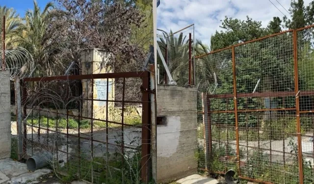 BM girişimi sonrası Lefkoşa’daki ayrımcı tabelalar ve jiletli teller kaldırıldı