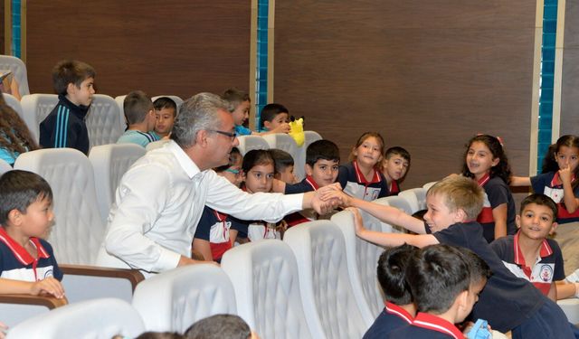 Cumhurbaşkanı Tufan Erhürman, tiyatro gösterilerini çocuklarla izledi