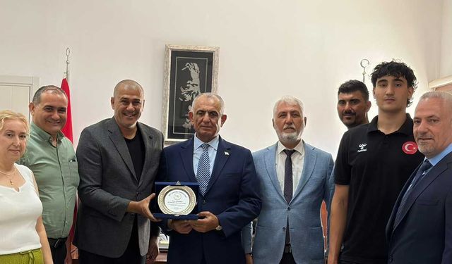 Milli Eğitim Bakanı Çavuşoğlu, Beşiktaş’a transfer olan Akçam’ı kabul etti