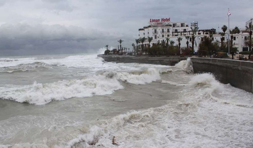 Fırtına Girne'de tahribata yol açtı