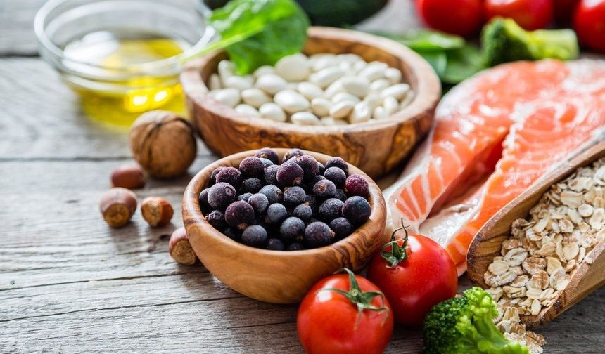 Diyet yaparken yeterli yağ alımı sağlanmazsa cilt kurur ve mat bir görünüme sahip olur. Ceviz, fındık, badem, keten tohumu ve yağı, çörek otu, halis zeytinyağı, yağlı balıklar uygun miktarda mutlaka diyette yer almalıdır.