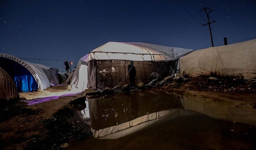 İdlib'de yerinden edilen siviller, bir kışı daha dayanıksız çadırlarda geçiriyor