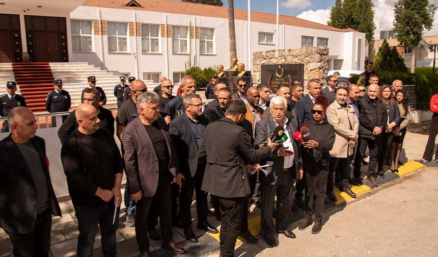 Maaşlardan kesintiyi de öngören depreme yönelik yasa önerisi Meclis önünde protesto edildi