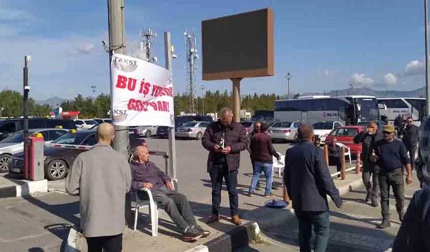 Greve giden Ercan taksicileri, Başbakan Ünal Üstel ile görüşecek