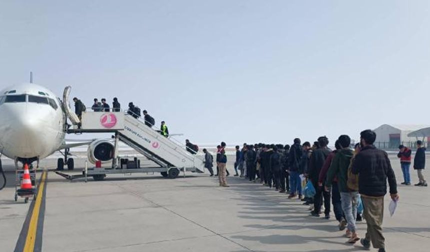 Türkiye’den sınır dışı edilen düzensiz göçmen sayısı 21 bin 211'e ulaştı
