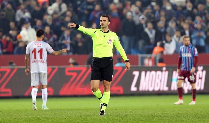 IFAB, taktik faul ve itirazlar için futbolcuya 10 dakikalık cezayı değerlendiriyor