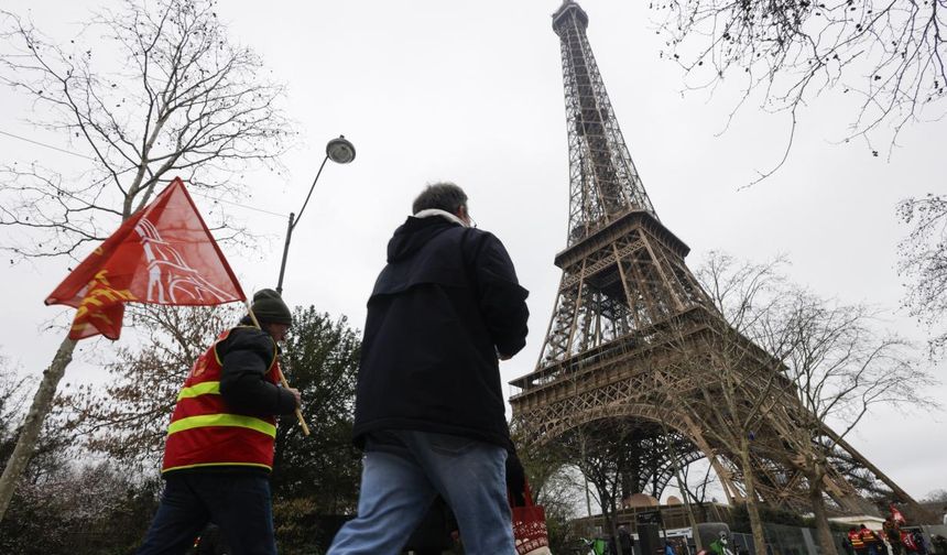 Fransa'daki Eyfel Kulesi grev nedeniyle ziyarete kapatıldı