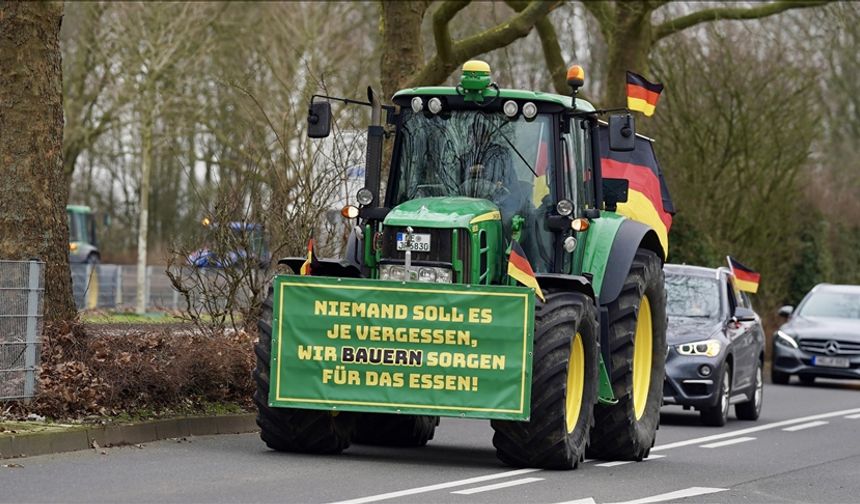 Almanya'nın Düsseldorf kentinde çiftçiler hükümeti protesto etti
