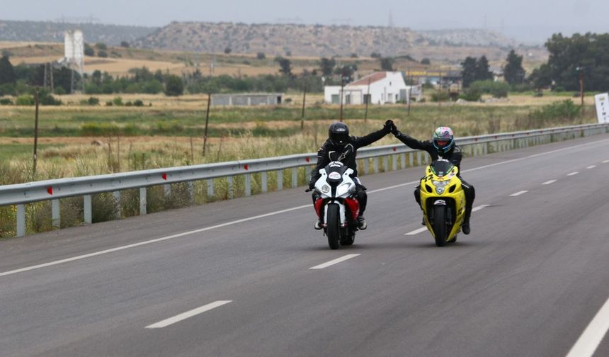 Mehmetçik’te motorcular kıran kırana yarıştı
