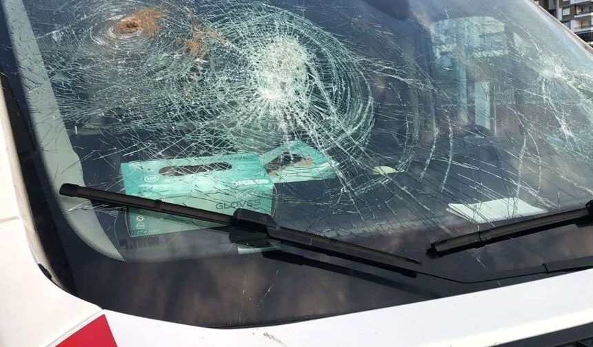 Yer Adana... "Geç geldiniz" deyip ambulansa kürekle saldırdı
