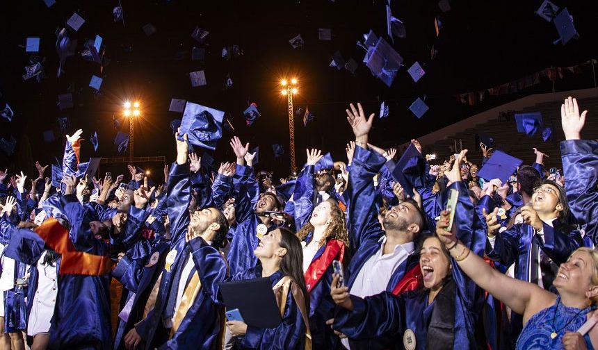 DAÜ 2023-2024 Akademik Yılı Bahar Dönemi ön lisans ve lisans mezuniyet töreni yapıldı