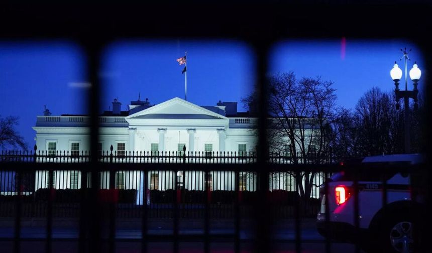 Beyaz Saray'da güvenlik krizi, bir araç barikatı aştı