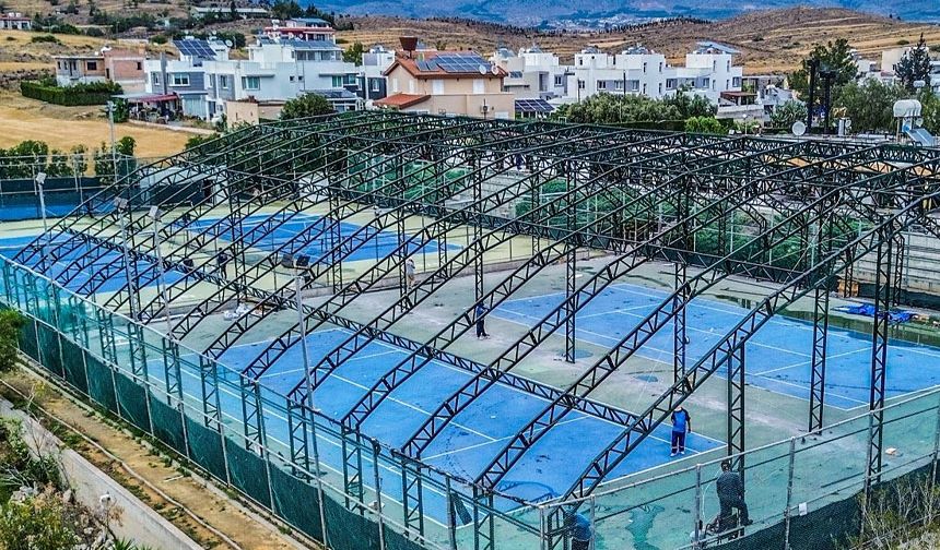 GÖNYELİ TENİS KORTLARINDA ULUSLARARASI STANDARTLARDAKİ YENİ YAPININ ÇALIŞMALARI SÜRÜYOR