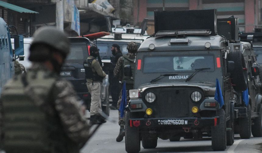 Pakistan, Hindistan'a ait 5 savaş uçağını düşürdüğünü açıkladı
