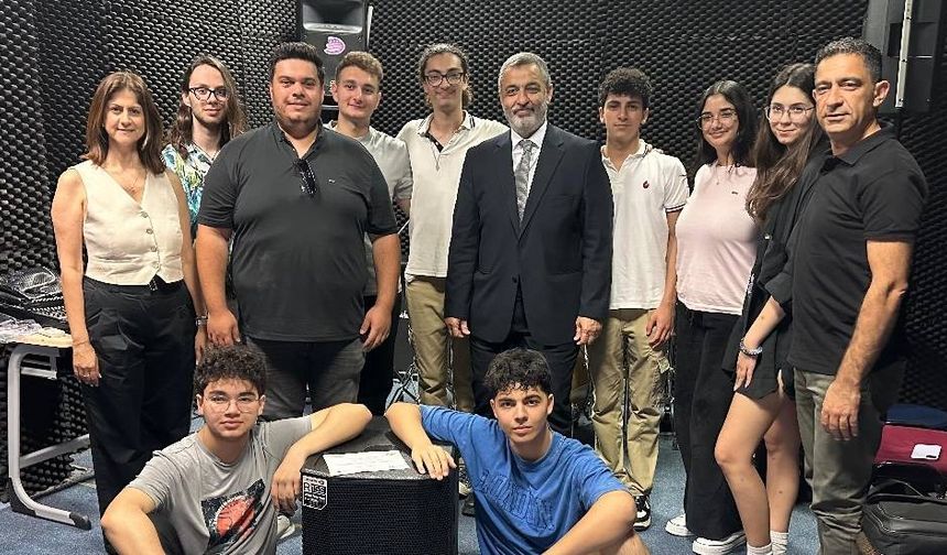 11. Liselerarası Müzik Yarışması birincisi Levent College'e büyük ödülü teslim edildi