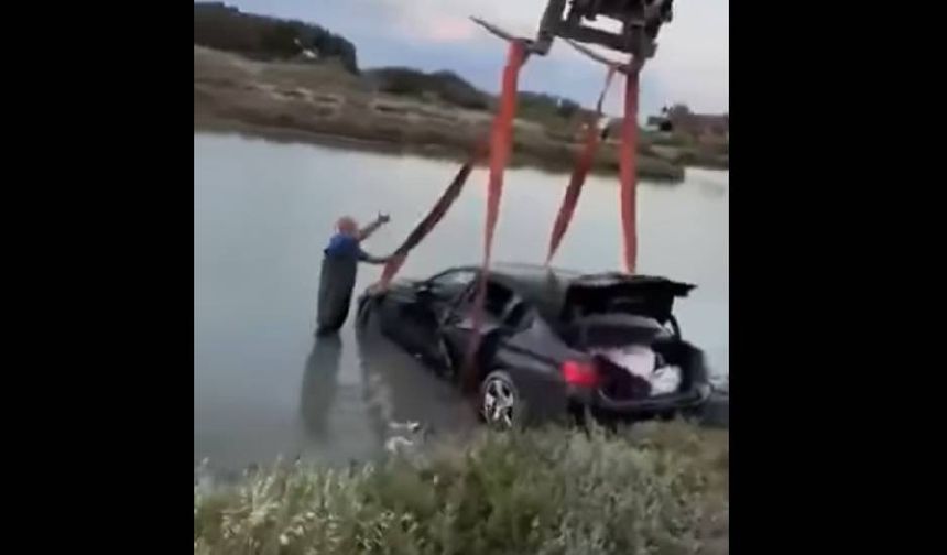 Tehlikeli sürüş yaparken gölete düştü: Yaralanan olmadı