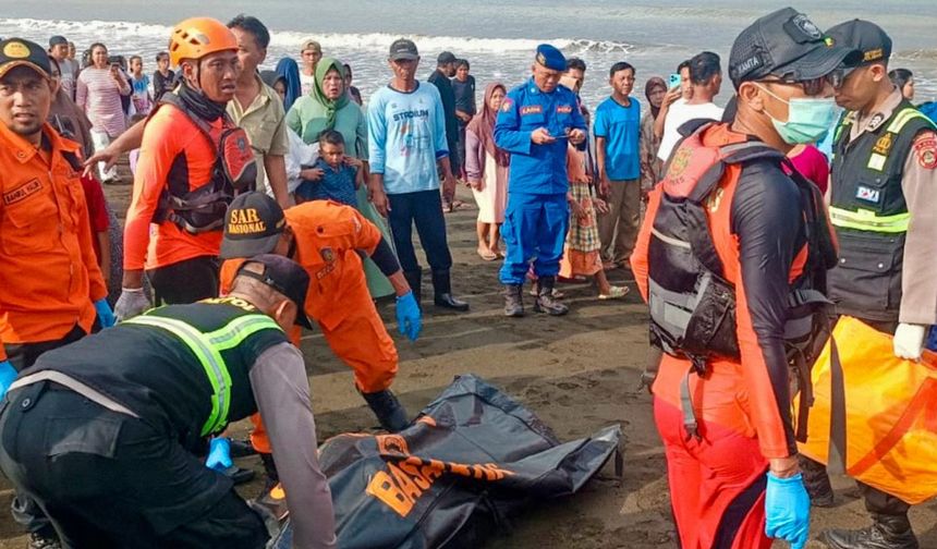 Endonezya'da feribot battı: 38 kişi kayıp