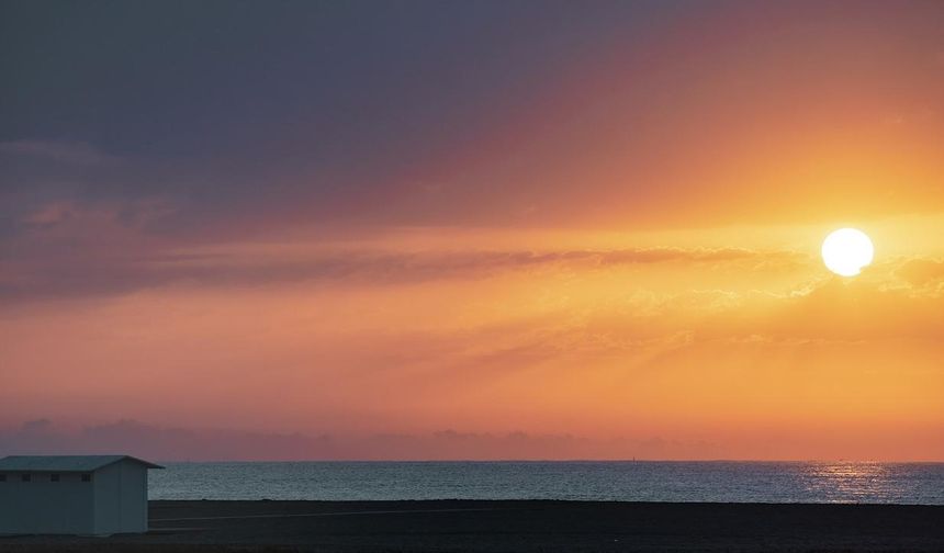 Küba'nın son çaresi güneş... Elektrikler kesik, ülke karanlığa gömüldü