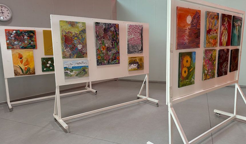 Berna Kelebek’in “Kelebek Esintileri” resim sergisi Ercan Havalimanı’da açıldı