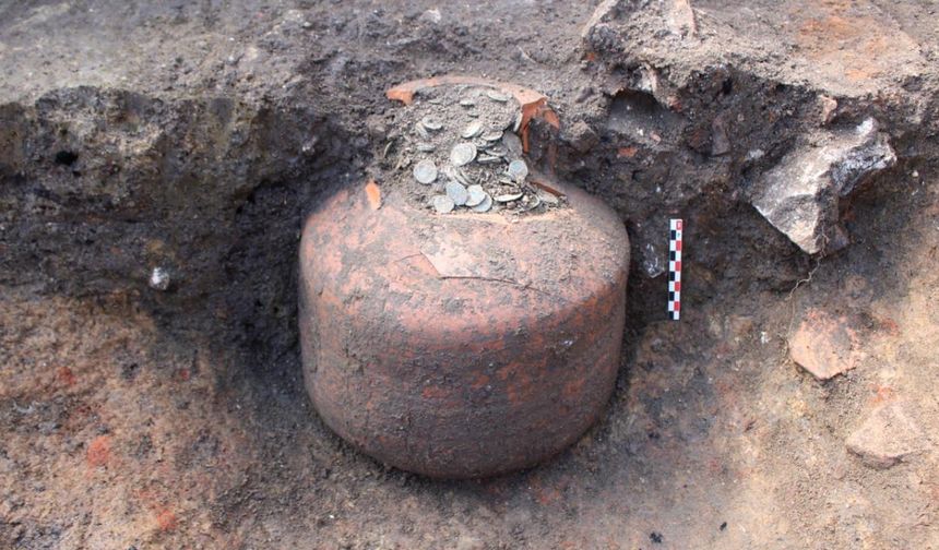 Fransa'da bir köyde on binlerce sikke dolu üç dev küp bulundu