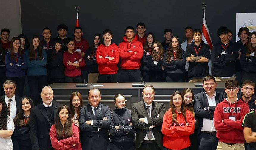 Öztürkler’den gençlere: Fikirlerinizi özgürce dile getirin