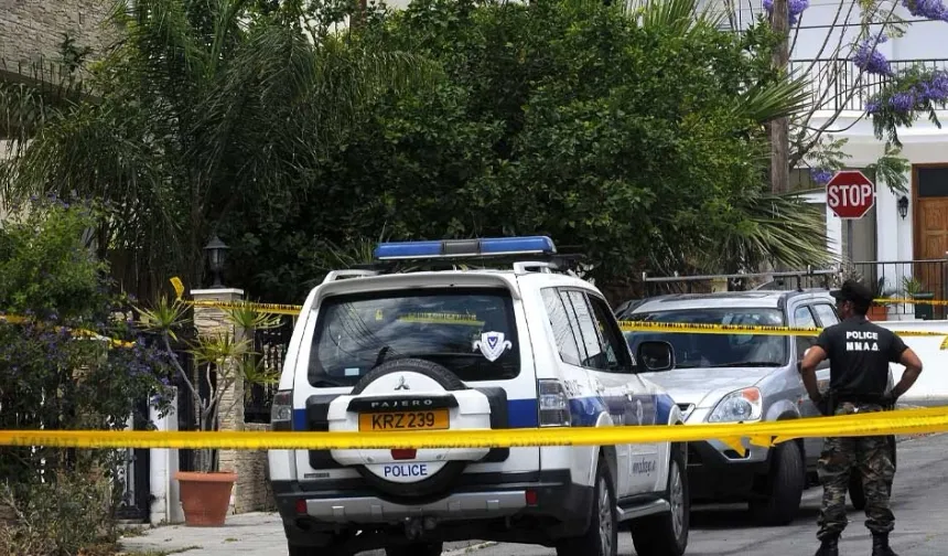 Limasol’da maskeli ve silahlı gençler yabancıların yaşadığı evi bastı