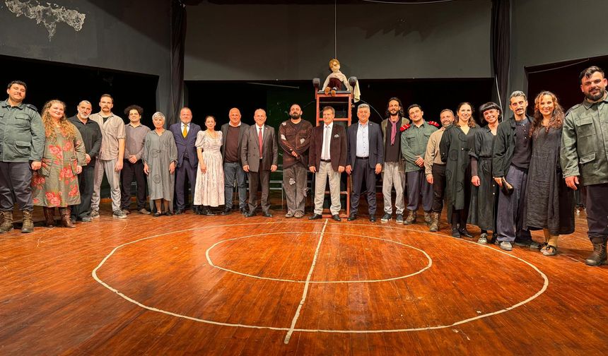 "Kafkas Tebeşir Dairesi" oyunu büyük beğeni topladı...