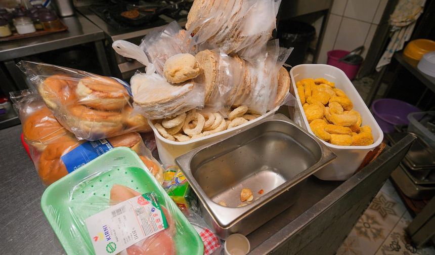 Gazimağusa’da Gece Denetimi: 3 İşletmeye Ceza, 3 İşletmede Tarihi Geçmiş Ürün Tespiti