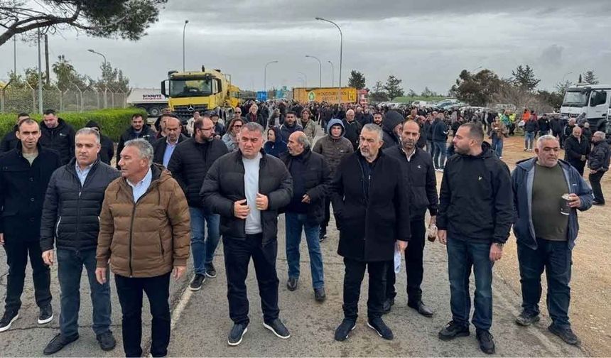 Dikelya çevresindeki köylüler, İngiliz üssü önünde protesto düzenledi