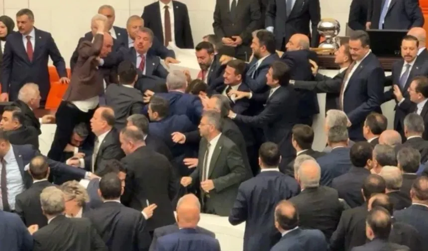 TBMM’de yemin krizi: Bakanların yemin töreninde arbede çıktı