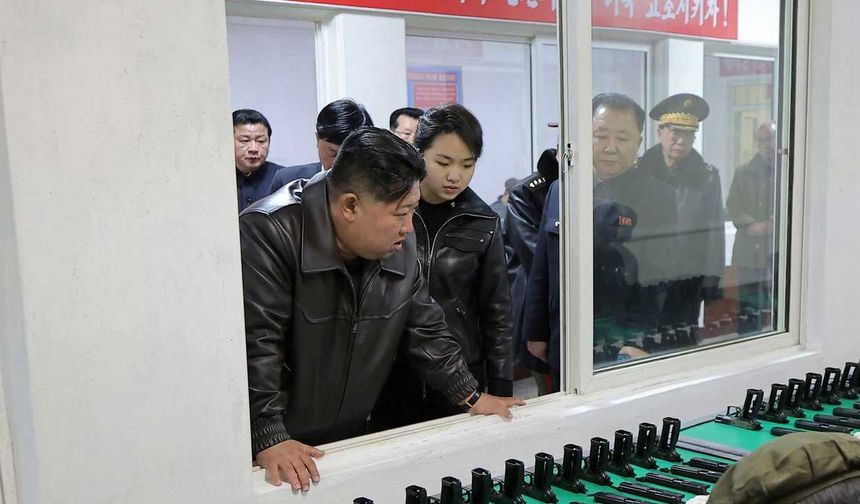 Kuzey Kore lideri Kim Jong-un, kızı Kim Ju-ae ile mühimmat fabrikasını denetledi