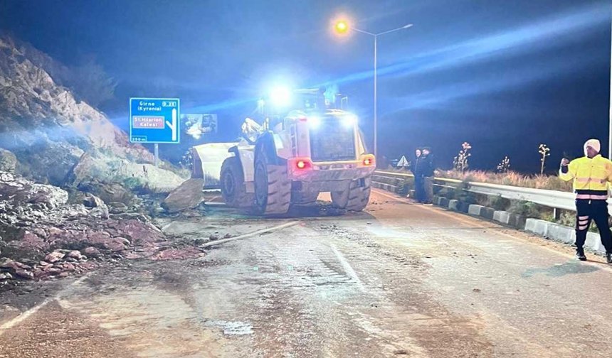 Yola Düşen Kaya Parçaları Temizlendi