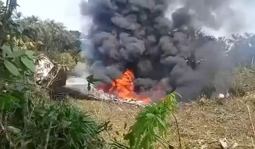 Kolombiya’da 110’dan fazla askeri personeli taşıyan nakliye uçağı düştü