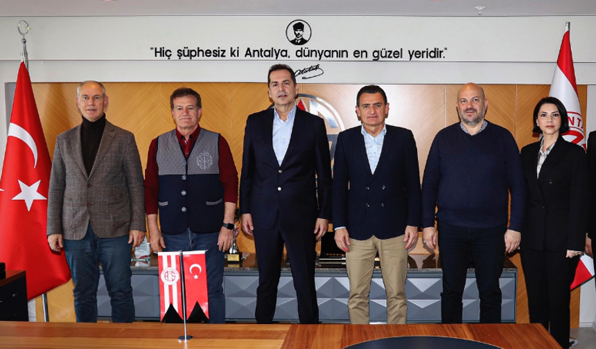 Oğuz, Hasipoğlu ve Arıklı Antalyaspor Başkanı Perçin'i ziyaret etti