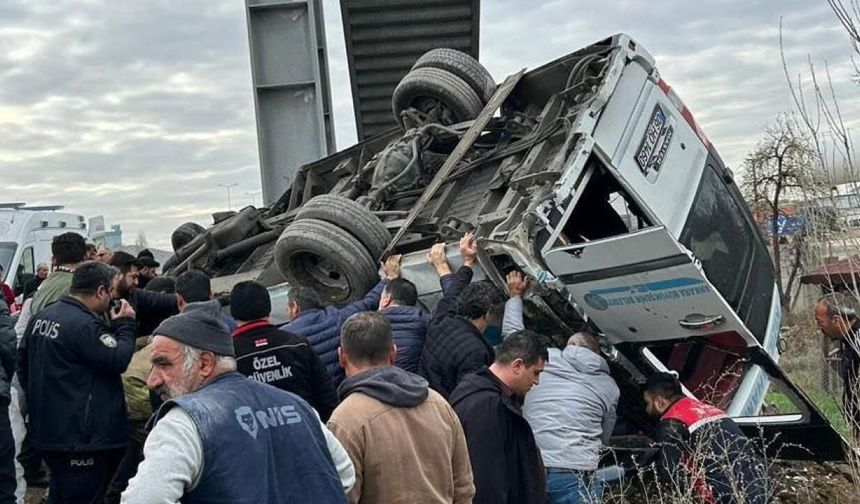 Ankara'da feci kaza... Minibüs üst geçide çarptı, 4 kişi hayatını kaybetti!