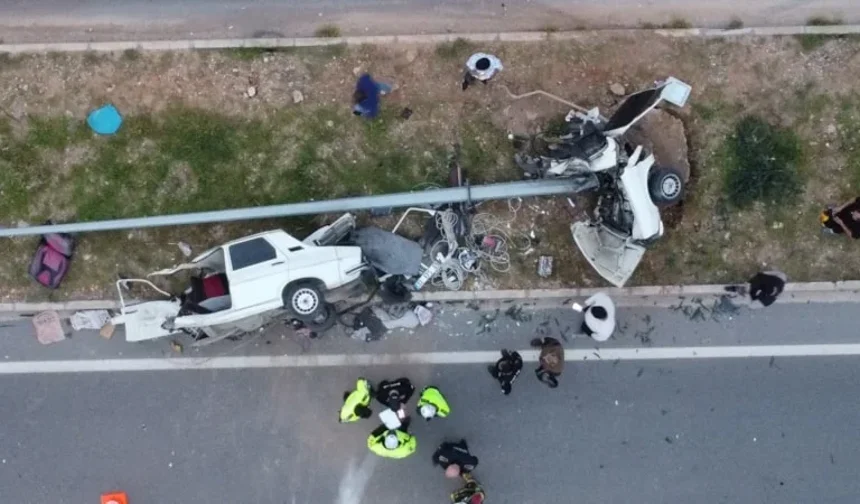 Mersin'de aydınlatma direğine çarpan otomobil ikiye bölündü