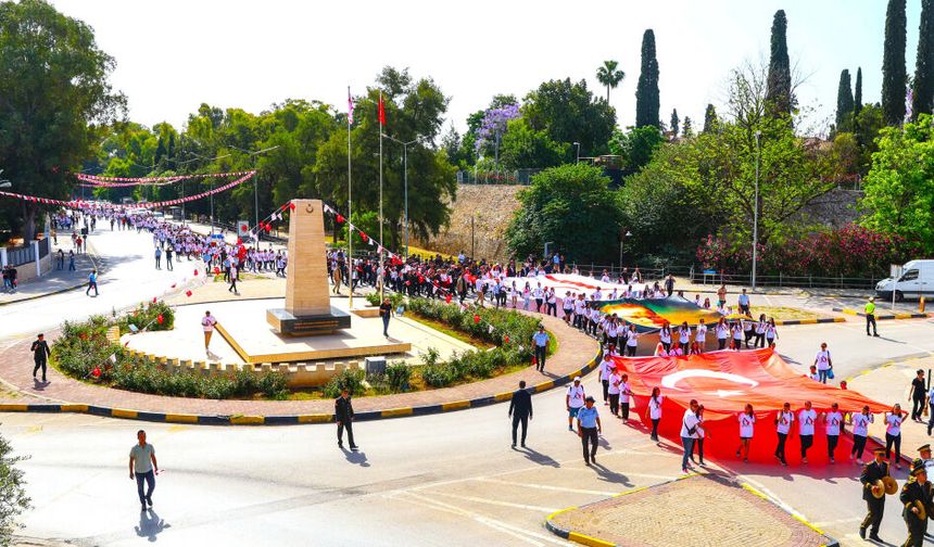 19 Mayıs Atatürk’ü Anma, Gençlik ve Spor Bayramı törenlerle kutlanıyor