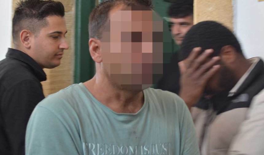Camide Bağış Kutusunu Kırıp Para Çaldı