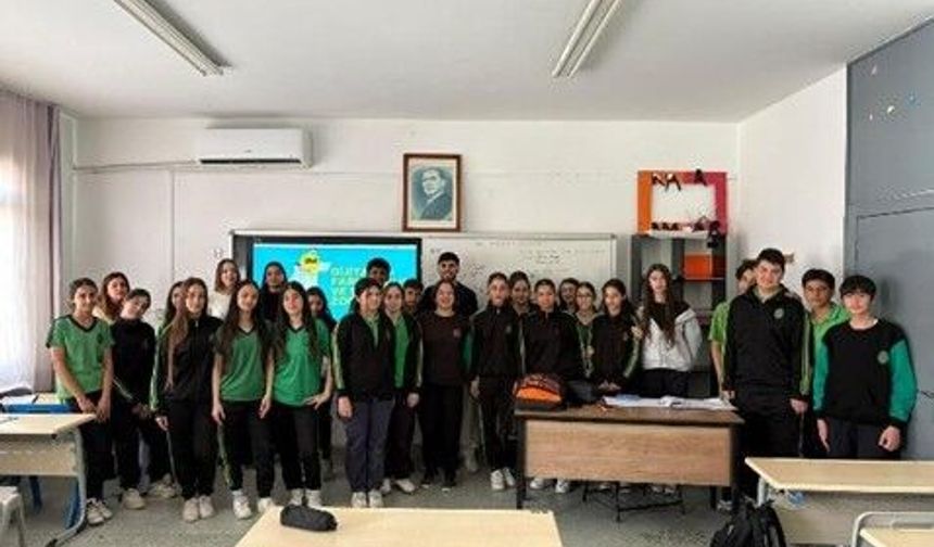 Uşak Üniversitesi Öğrencilerinden Kıbrıs’ta Dijital Farkındalık Seminerleri