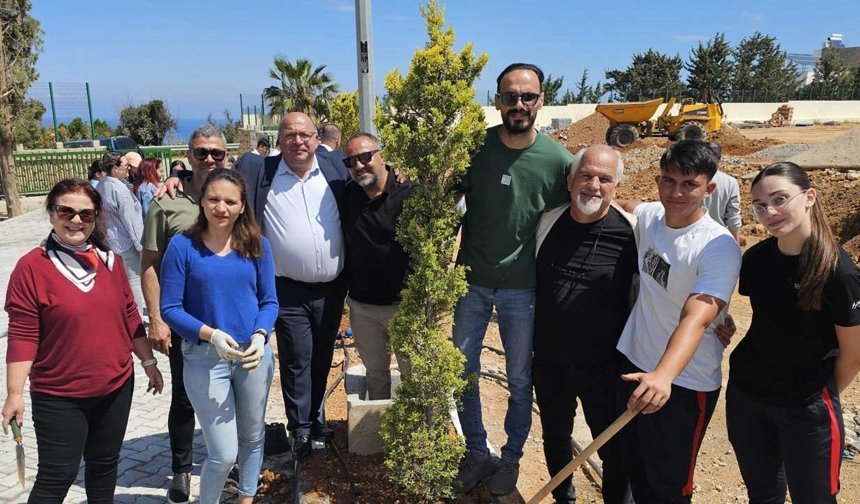 Erenköy-Karpaz Belediye Başkanı Bakırcı, öğrencilerle fidan dikti