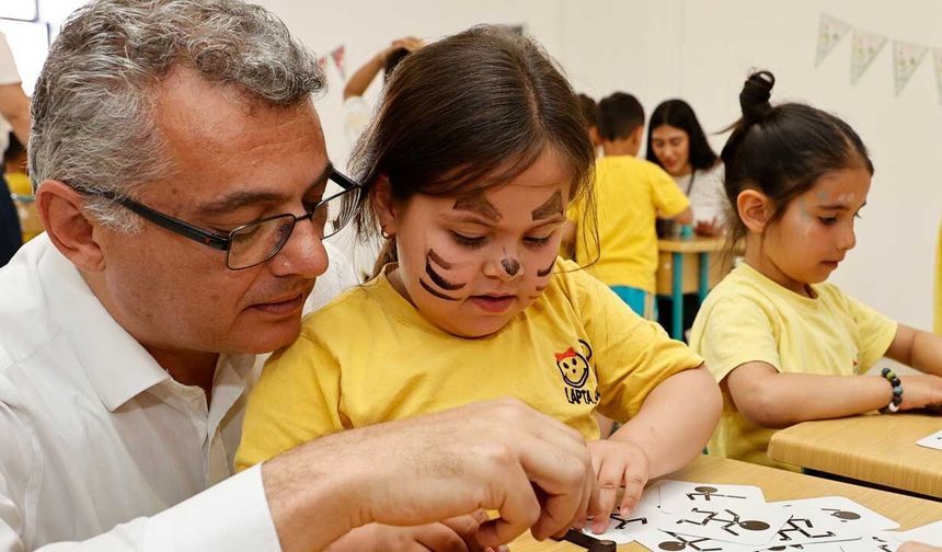 Erhürman, Atatürk Öğretmen Akademisi'nde çocuk şenliğine katıldı