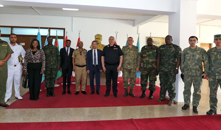 Ertuğruloğlu, askeri ataşeleri kabul etti